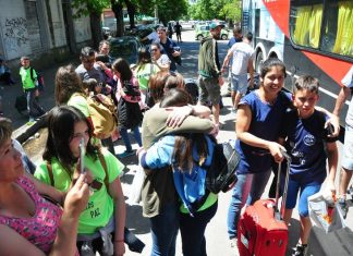 Emoción, abrazos y alegría en la llegada de los chicos desde Carlos Paz