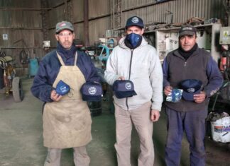 Regalo de 2 mil gorras azules para todos los trabajadores mineros